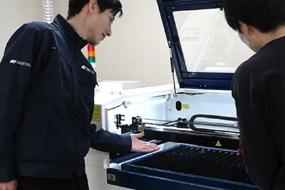 smartDIYs本社でのレーザーカッター無料体験の様子|専門スタッフによる説明とテスト加工