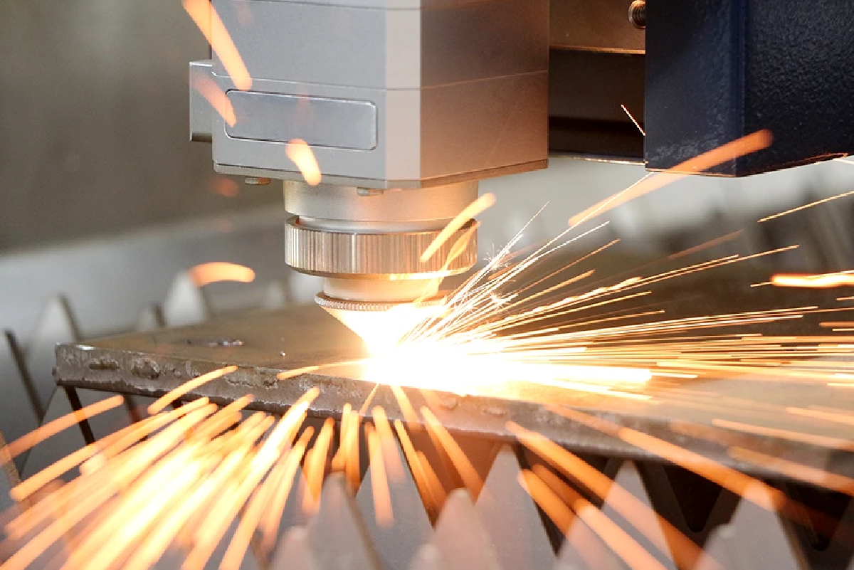 レーザー切断機による金属板の切断加工の様子