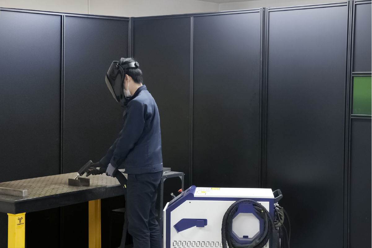 波長対応の保護メガネとパーテーションで遮光した作業環境