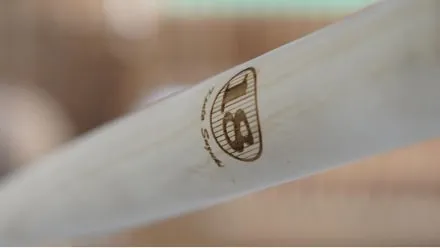 木製バットにロゴを刻印