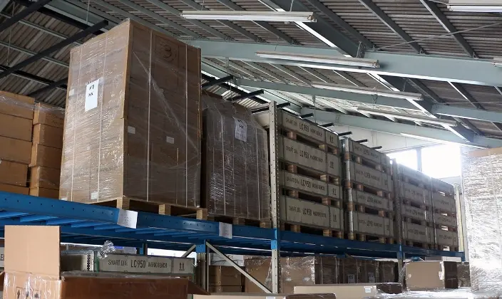 整備工場内の倉庫の様子